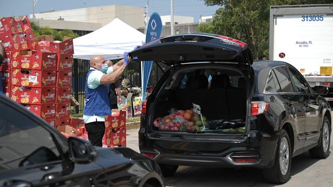Cientos de empleados del Sistema de Salud Jackson recibieron frutas y verduras frescas de parte de la cadena Sams Club.