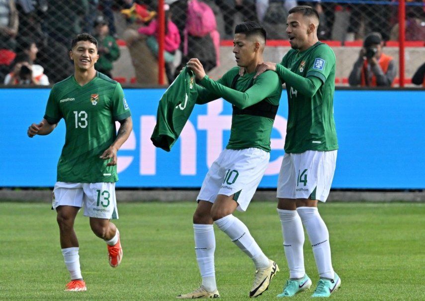 El delantero boliviano Ramiro Vaca (C) celebra con sus compañeros, el mediocampista Lucas Chávez (I) y el mediocampista Robson Matheus, tras anotar durante el partido de las eliminatorias sudamericanas para la Copa Mundial de la FIFA 2026 entre Bolivia y Venezuela, en el estadio Municipal, en El Alto, Bolivia, el 5 de septiembre de 2024.