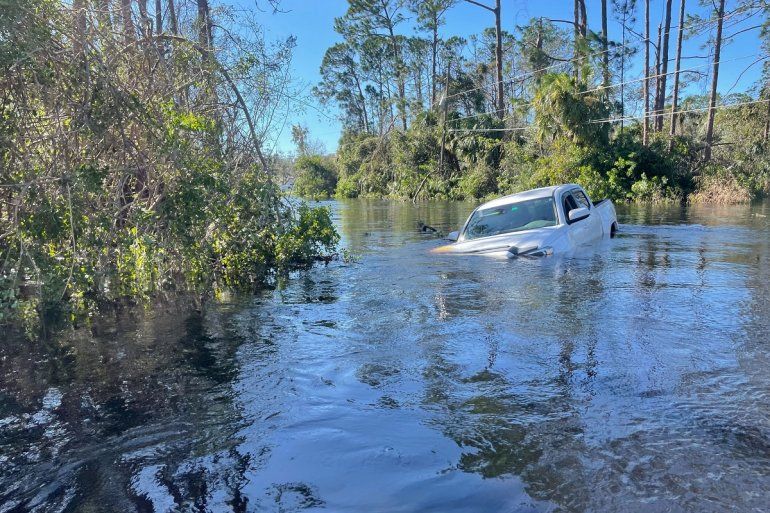Un auto sumergido en una inundación, el viernes 30 de septiembre de 2022, en North Port, Florida.  