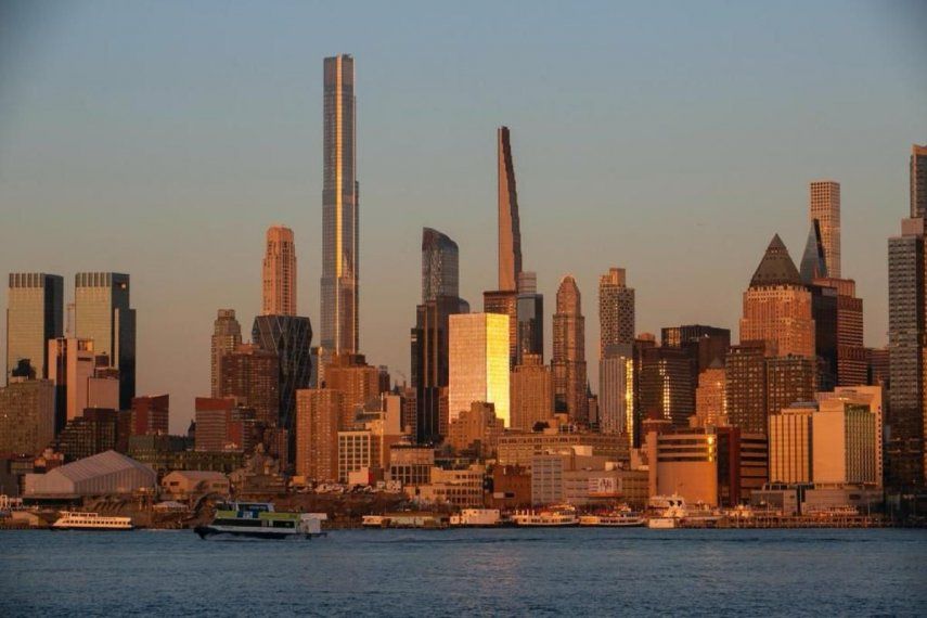 La luz del sol se refleja en los edificios del distrito de Manhattan en Nueva York, visto desde el muelle de Weehawken en Nueva Jersey, el 22 de marzo de 2023.