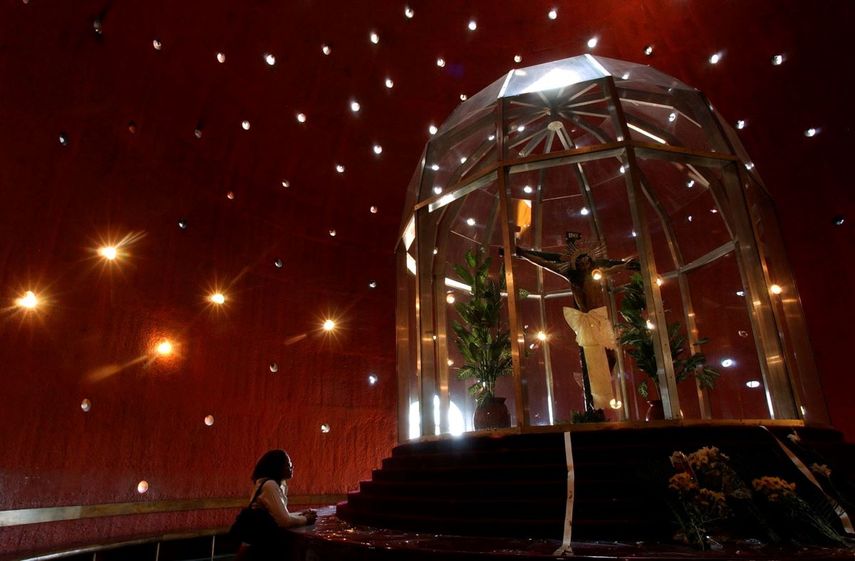 En esta fotograf&iacute;a de archivo del 25 de febrero de 2005, una mujer reza frente a la Sangre de Cristo en la Catedral Metropolitana de Managua, Nicaragua. A casi 20 d&iacute;as del incendio que destruy&oacute; la capilla de la Catedral y con ella la imagen de casi cuatro siglos de antig&uuml;edad, el cardenal Leopoldo Brenes insisti&oacute; el mi&eacute;rcoles 19 de agosto de 2020 en que no fue un accidente como dice la polic&iacute;a sino un &ldquo;ataque terrorista&rdquo;.
