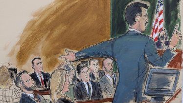 El fiscal adjunto Víctor Zapana durante sus argumentos iniciales mientras señala a Hernán López, de corbata roja, el martes 17 de enero de 2023, en una corte federal de Brooklyn, Nueva York.