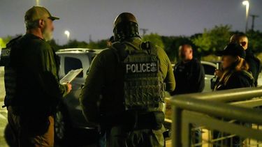 Agentes de ICE durante una operación de inmigración en North Hills, California, el 5 de mayo.