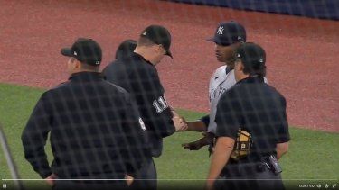 EL lanzador dominicano Domingo German es revisado por el umpire principal en el duelo Yanquis de Nueva York y Azulejos de Toronto