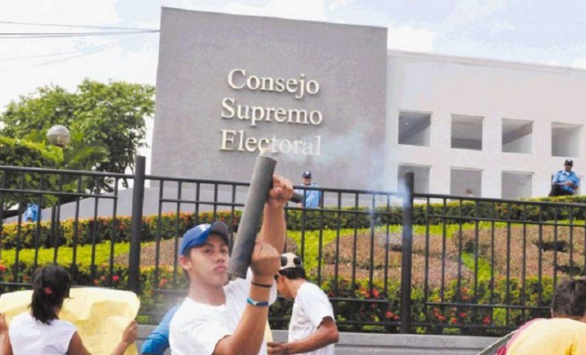 Nicaragüenses protestan frente a la sede del Consejo Supremo Electoral demandando elecciones transparentes.