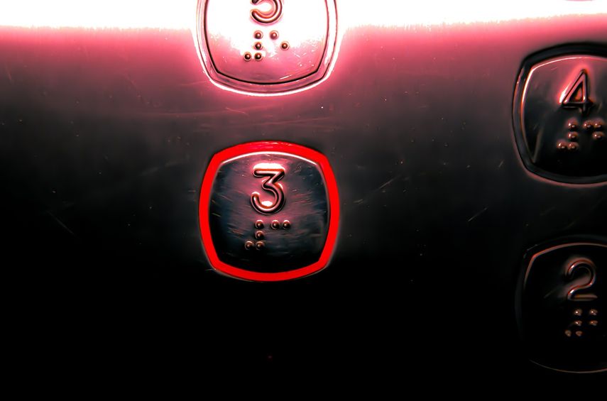 El ascensor se había detenido entre el segundo y el tercer piso.