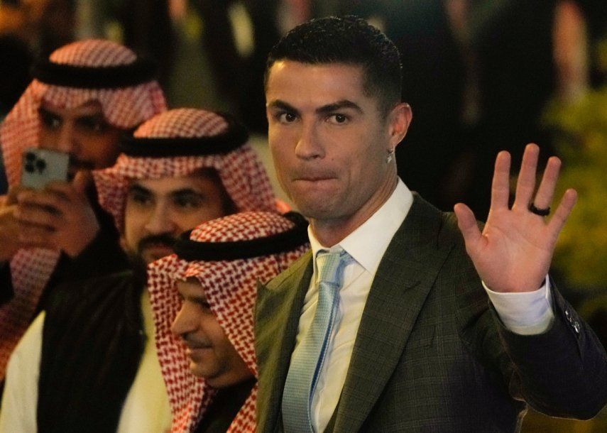 Cristiano Ronaldo saluda en el acto en que se le presentó como nuevo jugador del Al Nassr en Riad, el martes 3 de enero de 2023.