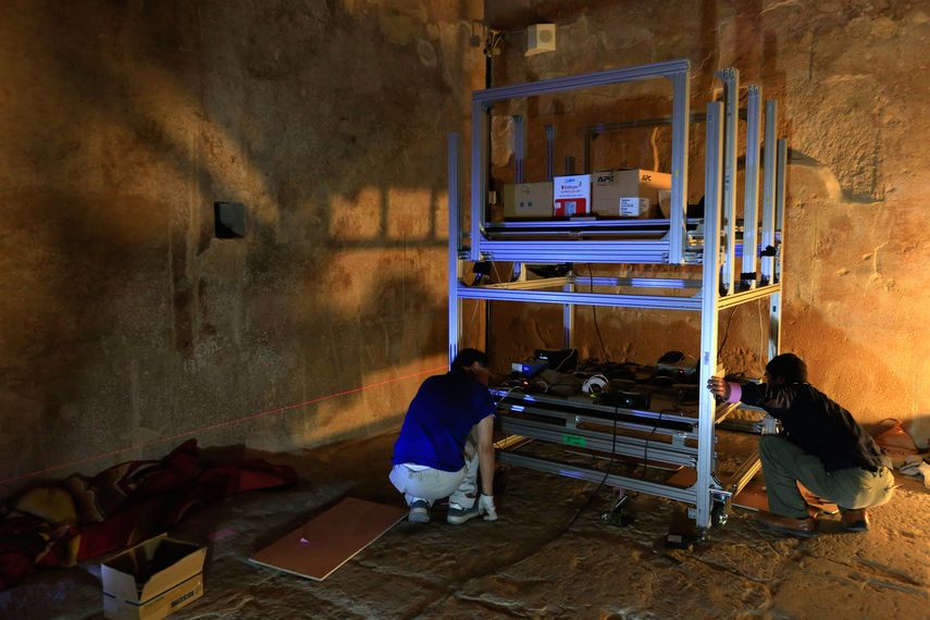 Científicos preparando un escáner de radiación cósmica, frente a la Gran&nbsp;Pirámide&nbsp;de&nbsp;Keops, en Egipto. &nbsp;