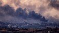 Una fotografía tomada desde la ciudad sureña de Sterod muestra humo elevándose sobre edificios destruidos en el norte de la Franja de Gaza, controlada por el Hamás, durante un bombardeo del ejército israelí el 5 de enero de 2025