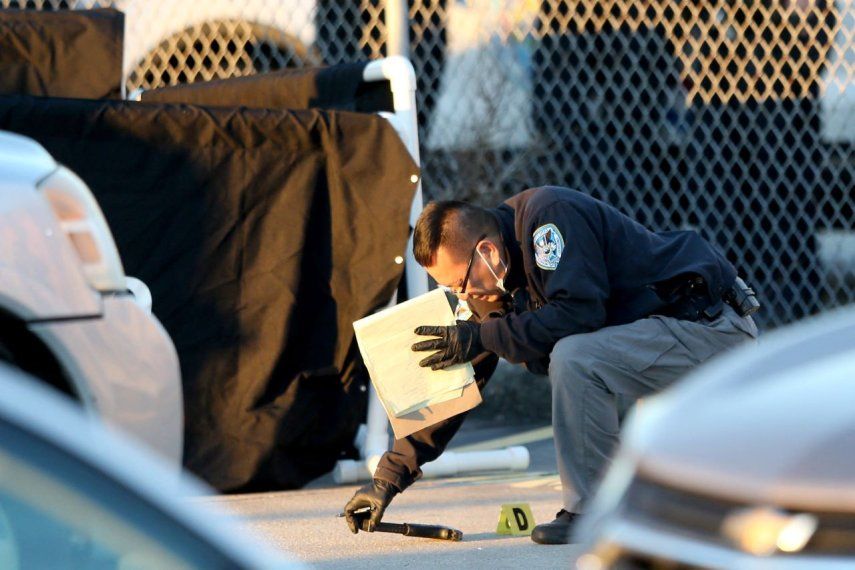 Un agente de investigación identifica evidencia en la escena del crimen.&nbsp;