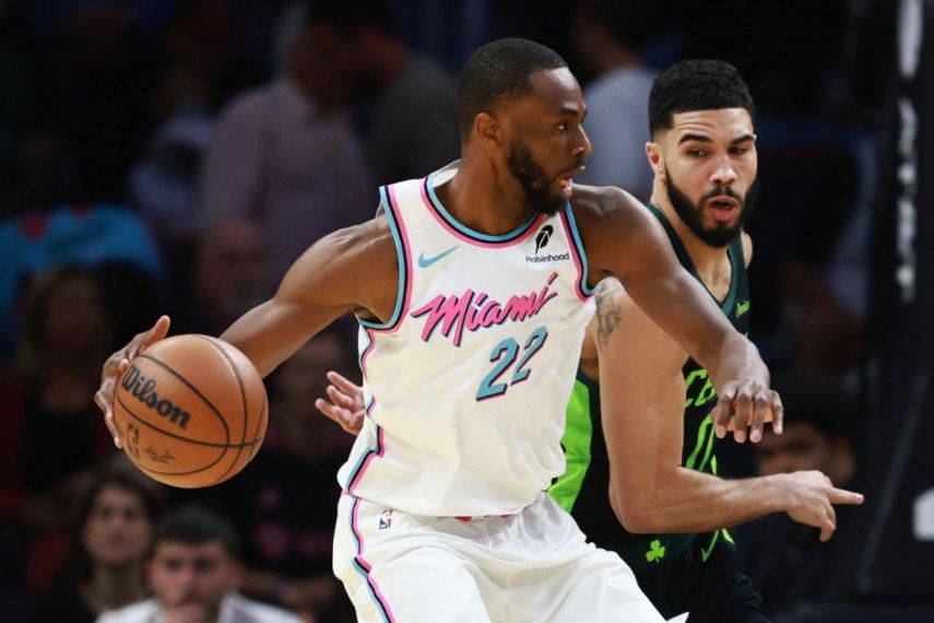 Andrew Wiggins #22 de los Miami Heat controla el balón contra Jayson Tatum #0 de los Boston Celtics en el Kaseya Center&nbsp;