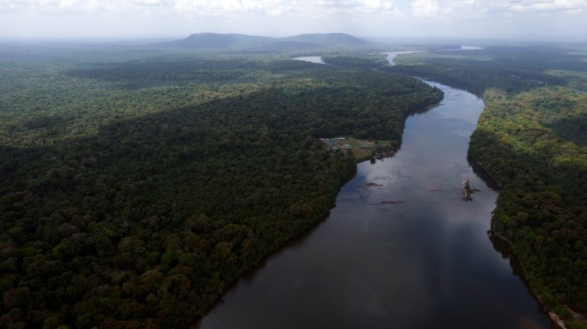 El río Esequibo a su paso por Kurupukari, Guyana, el 19 de noviembre de 2023. Venezuela reclama desde hace siglos como propia la región de Esequibo region, un territorio más grande que Grecia y rico en petróleo y minerales.