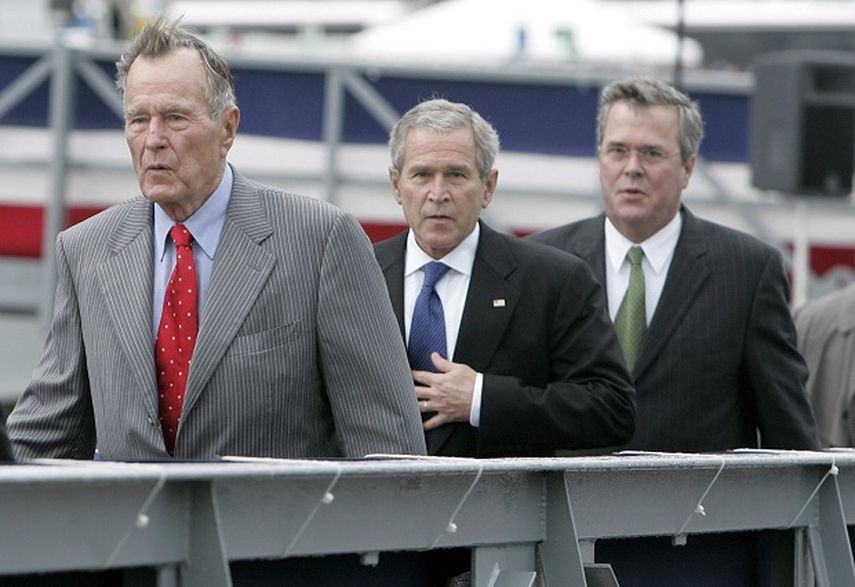 Fotografía de archivo fechada el 7 de octubre de 2006, que muestra al exgobernador republicano de Florida Jeb Bush (d), junto a su hermano, el expresidente estadounidense George W. Bush (c), y a su padre, el también expresidente George H.W. Bush, en Vi
