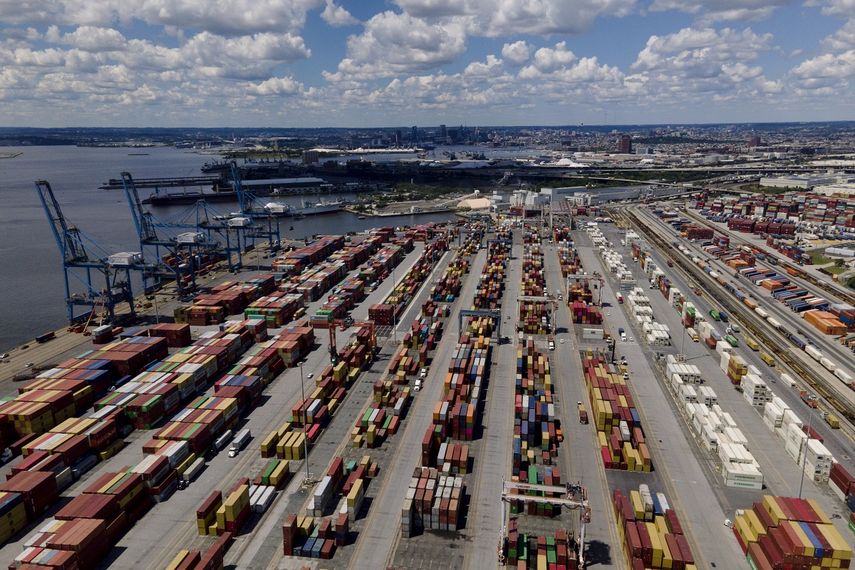 En la imagen, una vista de contenedores de mercancías en el puerto de Baltimore, el 12 de agosto de 2022, en Baltimore.&nbsp;