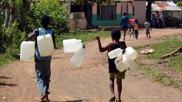 Dos niños dominicanos caminan por una de las zonas pobres de ese país.