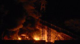 Imagen del incendio en Fuerte Tiuna, el mayor complejo militar de Venezuela, tras una serie de explosiones en Caracas el 3 de enero de 2026 donde perdieron la vida militares cubanos. Imagen del incendio en Fuerte Tiuna, el mayor complejo militar de Venezuela, tras una serie de explosiones en Caracas el 3 de enero de 2026 donde perdieron la vida militares cubanos.