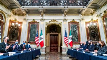 El secretario de Relaciones Exteriores de México, Marcelo Ebrard, (izquierda), acompañado por la vicepresidenta de Estados Unidos, Kamala Harris, habla durante una reunión en el edificio de la Oficina Ejecutiva Dwight D. Eisenhower, en Washington, el jueves 9 de septiembre de 2021.