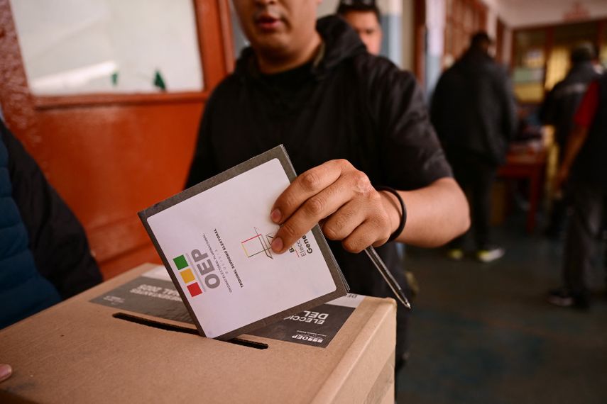 Un hombre emitió su voto en un colegio electoral durante las elecciones presidenciales en La Paz el 17 de agosto de 2025. Los bolivianos acuden a las urnas el domingo para unas elecciones marcadas por una profunda crisis económica que ha visto a la izquierda colapsar y a la derecha aspirar a su primer intento de poder en 20 años.