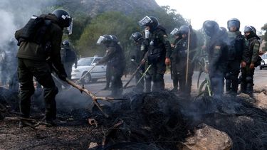 Agentes de la policía boliviana despejan un bloqueo en la carretera entre Cochabamba y La Paz durante una protesta de movimientos sociales que exigían la renuncia del presidente Rodrigo Paz cerca de Parotani, Bolivia, el 21 de mayo de 2026.