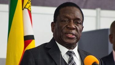 Emmerson Mnangagwa, de 75 años, dirigirá&nbsp;Zimbabue&nbsp;previsiblemente hasta las elecciones del año que viene después de que Mugabe, de 93 años, renunciara el martes