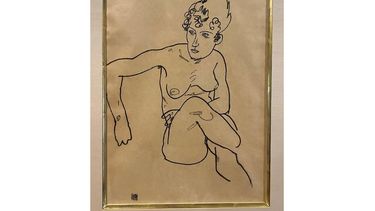 Esta imagen sin fecha publicada por la Oficina del Fiscal de Distrito de Manhattan muestra el dibujo Mujer desnuda sentada, del artista austriaco Egon Schiele. El fiscal estadounidense de Manhattan, Alvin Bragg, anunció el 26 de julio de 2024 que la obra, saqueada por los nazis, iba a ser devuelta a los herederos del coleccionista, actor y artista de cabaret judío Fritz Grünbaum, fallecido en el campo de concentración de Dachau en Enero de 1941.