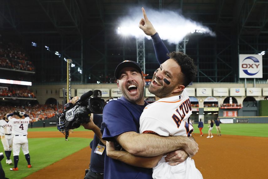 El venezolano Jos&eacute; Altuve, de los Astros de Houston, festeja con el abridor Justin Verlander, luego de conectar el jonr&oacute;n del triunfo sobre los Yanquis en la Serie de Campeonato de la Liga Americana, el s&aacute;bado 19 de octubre de 2019 .&nbsp;