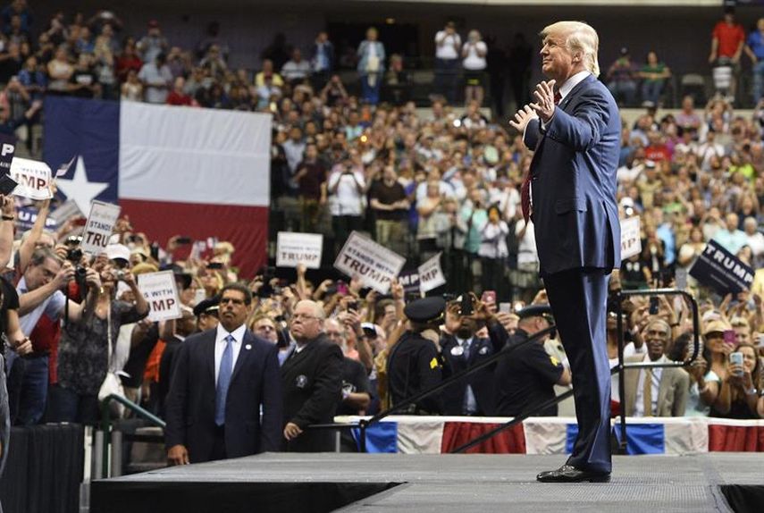 El precandidato republicano a la presidencia de los Estados Unidos Donald Trump saluda antes de pronunciar un discurso en el American Airlines Center arena de Dallas, Texas. (EFE) 