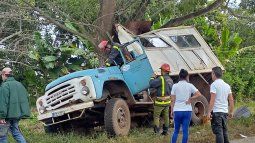 Así quedó el camión de pasajeros tras estrellarse contra un árbol en Matanzas, Cuba. La periodista Iris Quintero Zulueta publicó en las redes sociales fotos de la tragedia.&nbsp;