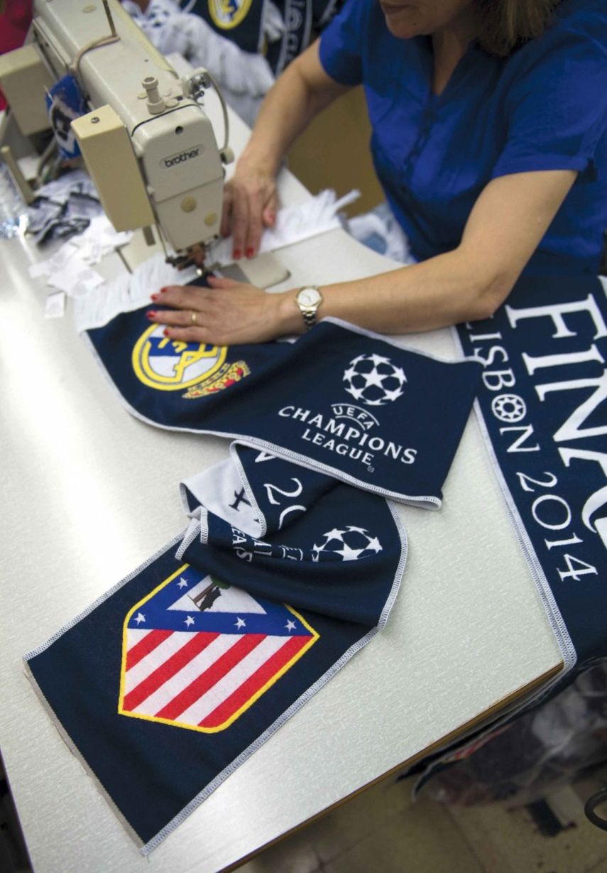En Portugal preparan los artículos para la gran final. (AP)