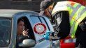 Un policía verifica la autorización de una mujer para poder ingresar a Alemania en la frontera con Francia en Kehl, Alemania, el 16 de marzo de 2020. Un policía verifica la autorización de una mujer para poder ingresar a Alemania en la frontera con Francia en Kehl, Alemania, el 16 de marzo de 2020.