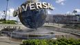 Unos visitantes toman una pausa bajo la brisa del globo en Universal Studios City Walk en Orlando, Florida.