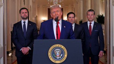 El presidente Donald Trump se dirige a la nación, junto al vicepresidente JD Vance (izquierda); el secretario de Estado, Marco Rubio (segundo a la derecha); y el secretario de Defensa, Pete Hegseth (derecha), desde la Casa Blanca en Washington, DC, el 21 de junio de 2025.