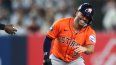 José Altuve #27 de los Astros de Houston reacciona tras deslizarse a segunda base y superar a Jazz Chisholm Jr. #13 de los Yankees de Nueva York durante la novena entrada en el Yankee Stadium el 8 de agosto de 2025 en el Bronx de la ciudad de Nueva York.&nbsp;