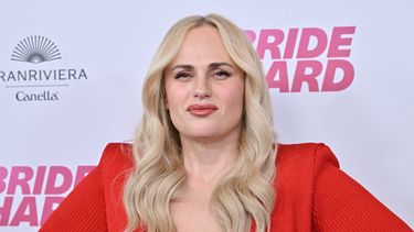 La actriz y comediante australiana Rebel Wilson asiste al estreno de Bride Hard en el Teatro del Sindicato de Directores de Estados Unidos (DGA) en Los Ángeles el 18 de junio de 2025.