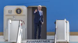 El presidente Joe Biden saluda a las puertas del Air Force One minutos antes de salir de Bruselas después de una cumbre de la OTAN y la UE sobre la crisis de Ucrania, el 25 de marzo de 2022. &nbsp;
