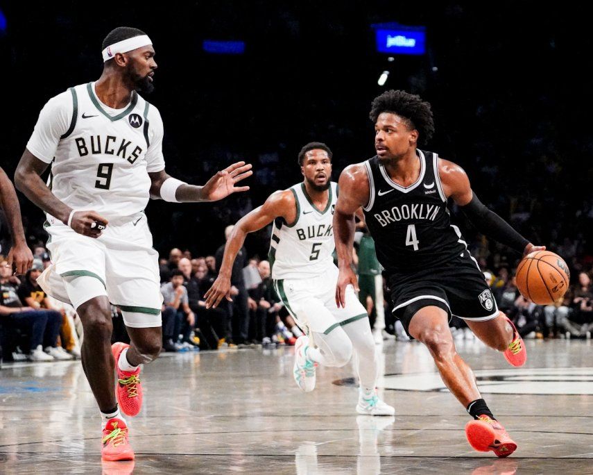 El base de los Nets de Brooklyn, Dennis Smith Jr., avanza hacia la canasta frente al alero de los Bucks de Milwaukee, Bobby Portis, en el encuentro del miércoles 27 de diciembre del 2023.