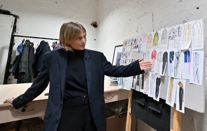 La diseñadora de moda ucraniana Lilia Litkovska habla con periodistas de AFP en su taller en Kiev el 16 de febrero de 2023. Litkovska podría haber huido de Ucrania y establecer sus talleres en cualquier lugar de Europa, pero optó por quedarse en Kiev, donde se diseñan sus piezas, y pronto se presentarán en la Semana de la Moda de París.