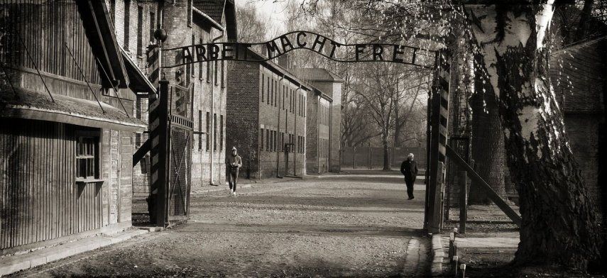 Exsecretaria nazi guarda silencio en la apertura de juicio