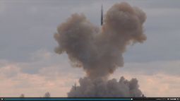 Captura de video cedida por el sitio web oficial del presidente ruso kremlin.ru que muestra el vehículo hipersónico Avangard con una nueva ojiva hipersónica deslizante despegando en territorio ruso en el video mostrado en las pantallas durante la alocución del presidente ruso, Vladimir Putin en la Asamblea Federal en la Sala Central de Exposiciones Manezh en Moscú,&nbsp;Rusia, el 1 de marzo de 2018.&nbsp;&nbsp;