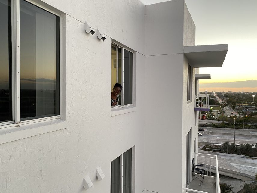 Lul&uacute; me saluda desde la ventana de su habitaci&oacute;n.&nbsp;
