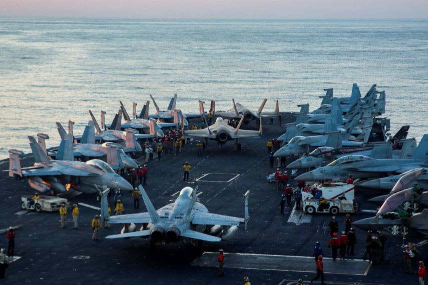 Marineros estadounidenses trasladan aviones a un punto de preparación en la cubierta de vuelo del portaviones clase Nimitz USS Abraham Lincoln (CVN 72) en apoyo de la Operación Furia Épica, en una ubicación no divulgada el 28 de febrero de 2026.