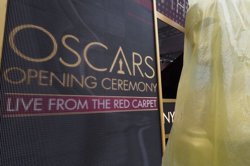 Una estatua del Oscar, en la zona donde se desarrollará la alfombra roja en la ceremonia de apertura, este domingo.&nbsp;