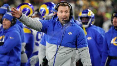 En foto del 19 de diciembre del 2022, el entrenador de los Rams de Los Ángeles, Sean McVay, cuestiona una decisión arbitral en el encuentro ante los Packers de Green Bay.