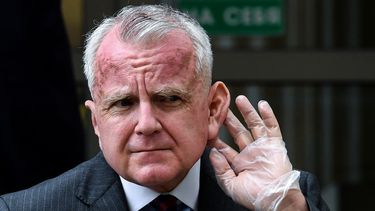 En esta foto de archivo del 15 de junio de 2020, tomada en Moscú, se muestra al embajador de Estados Unidos en Rusia, John Sullivan, hablando con la prensa frente al tribunal de la ciudad de Moscú. &nbsp;