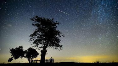 Una estrella fugaz cruza el cielo sobre Salgotarjan (Hungría) durante las Perseidas del año pasado. (EFE)