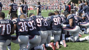 Los jugadores de New England Patriots toman las manos y se arrodillan durante el Himno Nacional antes del comienzo de su juego contra los Houston Texans en el estadio Gillette en Foxboro, Massachusetts, EEUU, este 24 de septiembre de 2017.