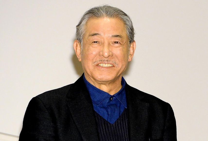 En esta imagen, el diseñador de moda Issey Miyake, en el Centro de Arte Nacional, en Tokio, el 15 de marzo de 2016. Los medios japoneses reportaron el 9 de agosto de 2022 que el diseñador, famoso por sus icónicos plisados, falleció. Tenía 84 años.