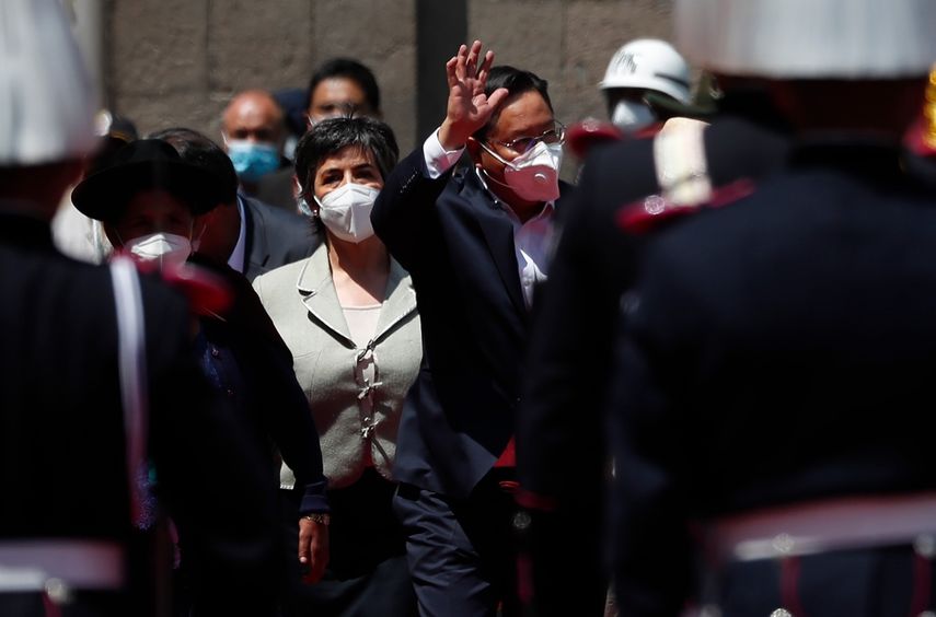El presidente electo de Bolivia, Luis Arce, saluda a su llegada al Congreso, donde tomaba juramento más tarde como nuevo presidente en La Paz, Bolivia, el domingo 8 de noviembre de 2020