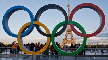 En esta imagen de archivo, los aros olímpicos en la plaza del Trocadero, con la Torre Eiffel de fondo, en París, el 14 de septiembre de 2017. Francia albergará los Juegos Olímpicos 2024