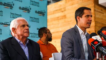 El diputado de la Asamblea Nacional, Juan Güaidó (d), habla durante una rueda de prensa convocada por la Mesa de la Unidad (MUD) junto al presidente del Parlamento, el diputado Omar Barboza.